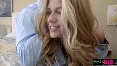 Blonda Calare In Pula Geme De Placere Cand Are Orgasm Cu Stropi