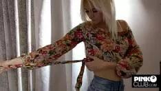 Blonda Cu Sani Mici Luata La Pula De Chelios Excitat