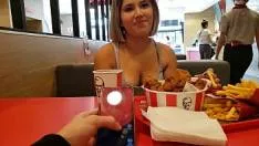 Ii Da La Buci In Toaleta De La Fast Food